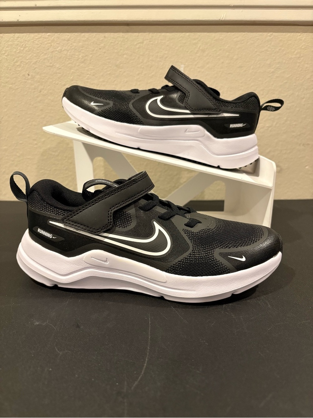 Nike Cosmic Runner Black White Sneakers Kids Shoe Youth Size 1.5Y HM4400-003 NWB